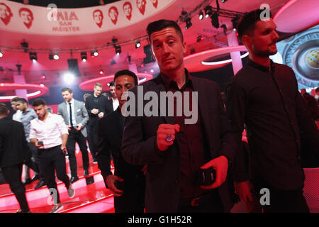 München, Deutschland. 14. Mai 2016. Robert Lewandowski lächelt mit seinem Championshop Ring, während der FC Bayern München Bundesliga Champions Abendessen im der Postpalast am 14. Mai 2016 in München, Bayern. Bildnachweis: Kolvenbach/Alamy Live-Nachrichten Stockfoto