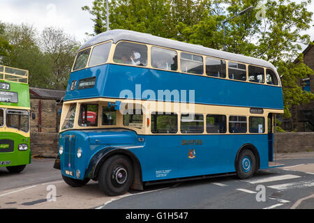 Haworth, North Yorkshire, Großbritannien. Bradford AEC Regent III No 82 HKW 82. Auf dem Keighley & Worth Kriegswochenende. Das Haworth 1940s Weekend zeigt eine Kollektion von klassischen Oldtimern aus der Zeit. Stockfoto