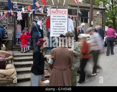 Haworth, wenn der 1940er Jahre kommt zu dem Wert Tal. Tausende von Menschen drängen sich das Dorf, viele in '40 s zivile und Kräfte Kleid britishness zu feiern und den Sieg der Alliierten über die Achse. Die Haworth 1940 s Wochenende verfügt über eine Sammlung von Oldtimer, Classic, und militärische Fahrzeuge der Periode und Gruppen der 1940er Jahre begeisterte zur Neuerstellung der Großbritannien der 40er Jahre gewidmet. Stockfoto