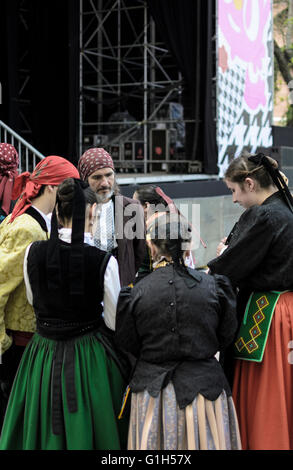 Madrid, Spanien, 15 th Mai 2016. Blick auf eine Gruppe Tänzer mit typischen Kleidung feiert Saint Isidro festlich in Vistillas Platz. Enrique Davó/Alamy Live-Nachrichten. Stockfoto