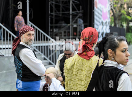 Madrid, Spanien, 15 th Mai 2016. Blick auf ein Tänzer mit typischen Kleidung feiert Saint Isidro festlich in Vistillas Platz. Enrique Davó/Alamy Live-Nachrichten. Stockfoto