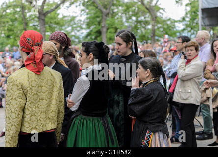 Madrid, Spanien, 15 th Mai 2016. Blick auf eine Gruppe Tänzer in Saint Isidro festlich, Vistillas Platz. Enrique Davó/Alamy Live-Nachrichten. Stockfoto