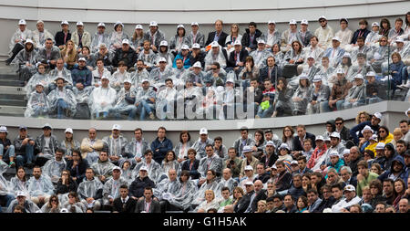 Rom, Italien. 15. Mai 2016. Ein Teil der Masse alle tragen transparente Ponchos während einer leichten Niederschlag., Foro Italico, Rom, Italien, 15.05.16 Stockfoto