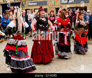 Hebden Bridge, West Yorkshire, Großbritannien. 15. Mai 2016. Die vier hundert Rosen Volkstänzer Durchführung am St. Georges Square im Zentrum von Hebden Bridge während der jährlichen Folk-Roots-Festival. Bildnachweis: Graham Hardy/Alamy Live-Nachrichten Stockfoto