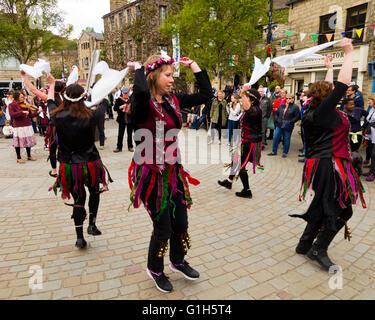 Hebden Bridge, West Yorkshire, Großbritannien. 15. Mai 2016. Die Hebden Bridge Hill Millies Morris Tänzerinnen in St. Georges Square im Zentrum von Hebden Bridge während der jährlichen Folk-Roots-Festival. Bildnachweis: Graham Hardy/Alamy Live-Nachrichten Stockfoto