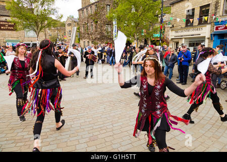 Hebden Bridge, West Yorkshire, Großbritannien. 15. Mai 2016. Die Hebden Bridge Hill Millies Morris Tänzerinnen in St. Georges Square im Zentrum von Hebden Bridge während der jährlichen Folk-Roots-Festival. Bildnachweis: Graham Hardy/Alamy Live-Nachrichten Stockfoto