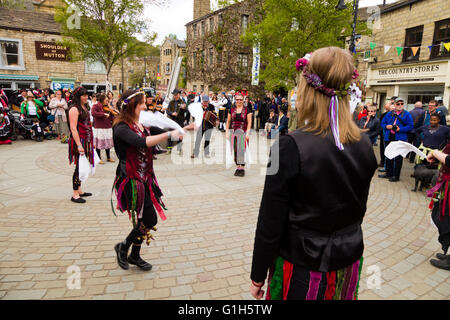 Hebden Bridge, West Yorkshire, Großbritannien. 15. Mai 2016. Die Hebden Bridge Hill Millies Morris Tänzerinnen in St. Georges Square im Zentrum von Hebden Bridge während der jährlichen Folk-Roots-Festival. Bildnachweis: Graham Hardy/Alamy Live-Nachrichten Stockfoto