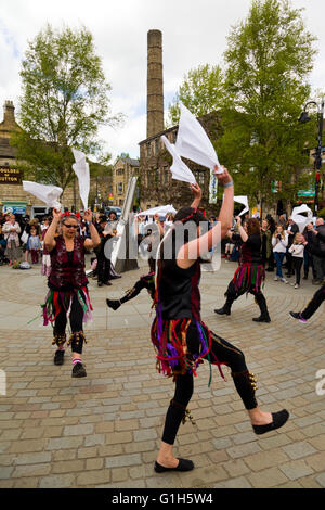 Hebden Bridge, West Yorkshire, Großbritannien. 15. Mai 2016. Die Hebden Bridge Hill Millies Morris Tänzerinnen in St. Georges Square im Zentrum von Hebden Bridge während der jährlichen Folk-Roots-Festival. Bildnachweis: Graham Hardy/Alamy Live-Nachrichten Stockfoto