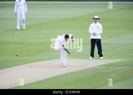 County Ground, Chelmsford, UK. 15. Mai 2016. Specsavers County Championship. Essex versus Derbyshire. Derbyshire Allrounder Shiv Thakor (57) in bowling Aktion Credit: Action Plus Sport/Alamy Live News Stockfoto