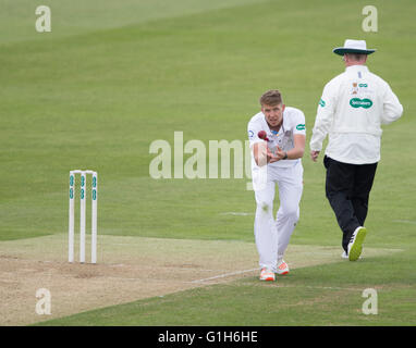 County Ground, Chelmsford, UK. 15. Mai 2016. Specsavers County Championship. Essex versus Derbyshire. Derbyshire Allrounder Matthew Critchley (20) fängt den Ball Credit: Action Plus Sport/Alamy Live News Stockfoto