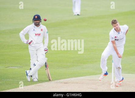 County Ground, Chelmsford, UK. 15. Mai 2016. Specsavers County Championship. Essex versus Derbyshire. Derbyshire Allrounder Matthew Critchley (20) in bowling Aktion Credit: Action Plus Sport/Alamy Live News Stockfoto