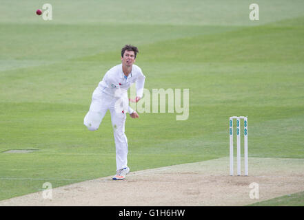 County Ground, Chelmsford, UK. 15. Mai 2016. Specsavers County Championship. Essex versus Derbyshire. Derbyshire Wayne Madsen (77) im bowling Aktion Credit: Action Plus Sport/Alamy Live News Stockfoto