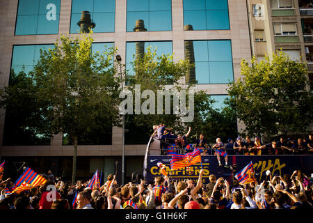 Barcelona, Spanien. 15. Mai 2016. FC Barcelona Spieler feiern ihren Liga-Titel auf einen Bus als Fans jubeln in Barcelona.  FC Barcelona Spieler haben gefeiert, der spanischen La Liga 2015/16 mit einer Parade durch die Straßen von Barcelona zu gewinnen. Bildnachweis: Jordi Boixareu/Alamy Live-Nachrichten Stockfoto