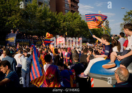 Barcelona, Spanien. 15. Mai 2016. FC Barcelona Spieler feiern ihren Liga-Titel auf einen Bus als Fans jubeln in Barcelona.  FC Barcelona Spieler haben gefeiert, der spanischen La Liga 2015/16 mit einer Parade durch die Straßen von Barcelona zu gewinnen. Bildnachweis: Jordi Boixareu/Alamy Live-Nachrichten Stockfoto