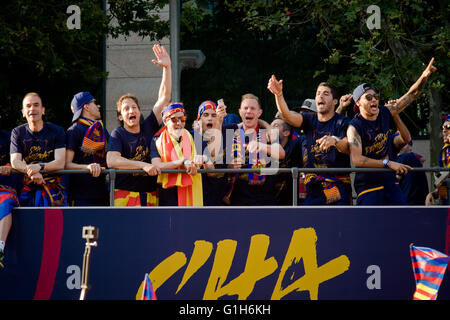 Barcelona, Spanien. 15. Mai 2016. FC Barcelona Spieler feiern ihren Liga-Titel auf einen Bus als Fans jubeln in Barcelona.  FC Barcelona Spieler haben gefeiert, der spanischen La Liga 2015/16 mit einer Parade durch die Straßen von Barcelona zu gewinnen. Bildnachweis: Jordi Boixareu/Alamy Live-Nachrichten Stockfoto