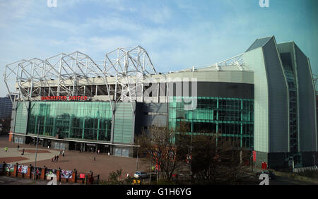 London, UK. 10. April 2015. Eine Datei Foto am 10. April 2015 zeigt das Stadion Old Trafford in Manchester, England. Eine kontrollierte Explosion erfolgte am Sonntag im Old Trafford-Stadion nach der Boden kurz vor Manchester Uniteds letzte Ligaspiel der Saison evakuiert wurde. © Han Yan/Xinhua/Alamy Live-Nachrichten Stockfoto