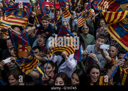 Barcelona, Katalonien, Spanien. 15. Mai 2016. Tausende von "Culés" schwenkten ihre Fahnen füllen die Straßen um den FC Barcelona open Top Bus Siegesparade folgen nach dem Gewinn der 24. spanischen Fußball-Meisterschaft in der Vereinsgeschichte Credit: Matthias Oesterle/ZUMA Draht/Alamy Live News Stockfoto