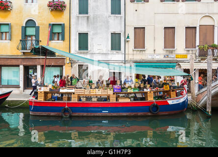 Frisches Obst und Gemüse aus einem Markt verkauft Kahn entlang Rio de San Barnaba, Dorsoduro, Venedig, Italien Stockfoto