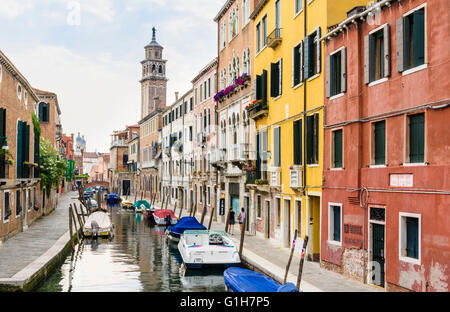 Kanal-Szene mit Blick auf die Santa Maria dei Carmini Campanile entlang dem Rio de S. Barnaba, Dorsoduro, Venedig, Italien Stockfoto