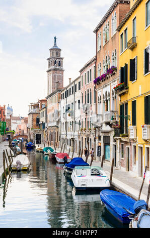 Kanal-Szene mit Blick auf die Santa Maria dei Carmini Campanile entlang dem Rio de S. Barnaba, Dorsoduro, Venedig, Italien Stockfoto