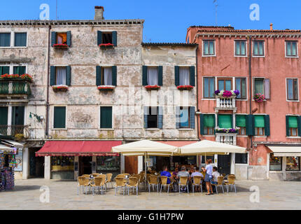 Cafe in den Campo San Barnaba, Dorsoduro, Venedig, Veneto, Italien Stockfoto