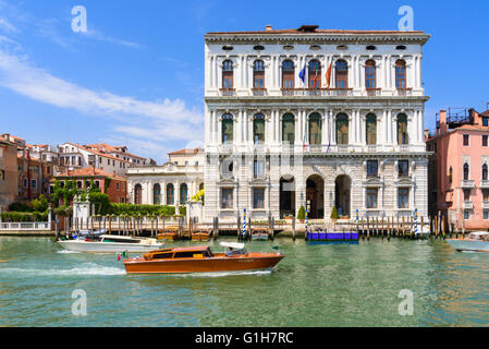 Wassertaxis übergeben die Renaissance Palazzo Corner della Ca' Granda auf den Canal Grande, San Marco, Venedig, Italien Stockfoto