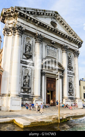 Touristen vor der imposanten Fassade der Dominikanischen Kirche von Santa Maria del Rosario, Dorsoduro, Venedig, Italien Stockfoto