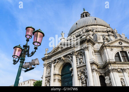 Nach oben auf die barocke Basilika di Santa Maria della Salute an der Punta della Dogana, Dorsoduro, Venedig, Veneto, Italien Stockfoto