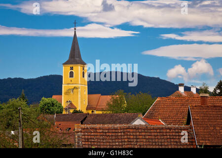 Dorf von Miholec Kirchturm und Kalnik Bergblick, Prigorje, Kroatien Stockfoto