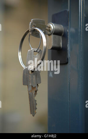 Satz von Schlüsseln in Tür Stockfoto