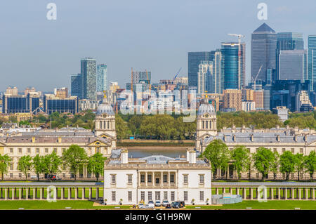 Blick auf Canary Wharf und Greenwich Universität von Greenwich Hügel von London, England, UK Stockfoto