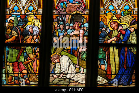 Glasmalerei in der Basilika von Vysehrad in Prag, Tschechische Republik, Darstellung Jesu Christi an der Via Dolorosa Stockfoto