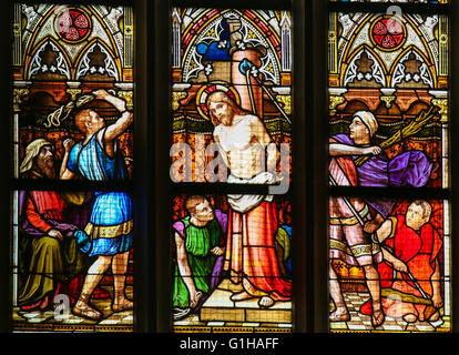 Glasmalerei in der Basilika von Vysehrad in Prag, Tschechische Republik, die Geißelung Christi Stockfoto