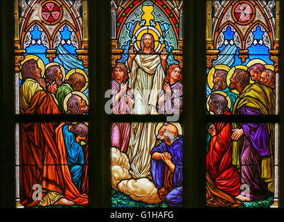 Glasmalerei in der Basilika von Vysehrad in Prag, Tschechische Republik, mit Jesus zu seinen Jüngern spricht Stockfoto