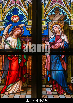 Glasmalerei in der Basilika von Vysehrad in Prag, Tschechische Republik, Darstellung der Verkündigung Stockfoto