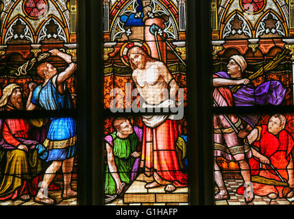 Glasmalerei in der Basilika von Vysehrad in Prag, Tschechische Republik, die Geißelung Christi Stockfoto