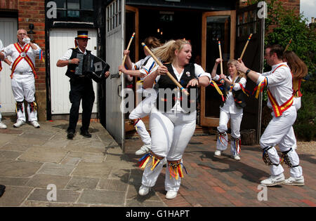 Morris Tänzer und Musiker führen außerhalb der Bell-Kneipe in Ticehurst, East Sussex, Großbritannien 15. Mai 2016. Copyright John Voos Stockfoto