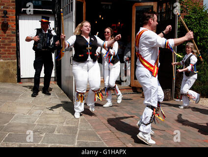 Morris Tänzer und Musiker führen außerhalb der Bell-Kneipe in Ticehurst, East Sussex, Großbritannien 15. Mai 2016. Copyright John Voos Stockfoto