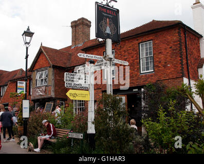 Eine allgemeine Ansicht zeigt die Bell-Kneipe in Ticehurst, East Sussex, Südengland, 15. Mai 2016. Copyright Foto John Voos Stockfoto