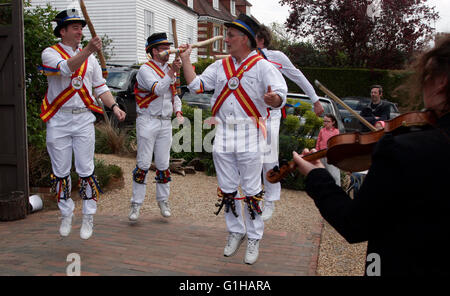 Morris Tänzer und Musiker führen außerhalb der Bell-Kneipe in Ticehurst, East Sussex, Großbritannien 15. Mai 2016. Copyright John Voos Stockfoto