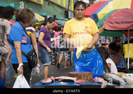 Ein Fischverkäufer innerhalb der CO2-Markt befindet sich im Zentrum von Cebu City, Philippinen Stockfoto