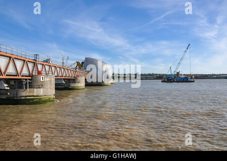 Die Thames Barrier - Nahaufnahme von beweglichen Sperrwerks im Osten von London, Vereinigtes Königreich Stockfoto