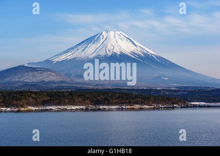 Der schöne Berg Fuji bilden die fünf friedlichen See im Winter. Japan Stockfoto