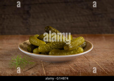 Marinierten Gurken oder Gurken auf Teller mit rustikalen hölzernen Hintergrund Stockfoto