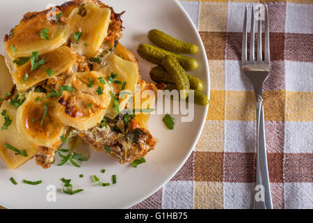 Hausgemachte Moussaka mit Kräutern auf einem weißen Teller-Nahaufnahme Stockfoto