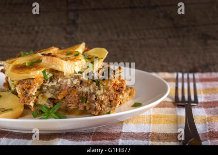 Moussaka auf weißen Teller - ein traditionelles griechisches Gericht Stockfoto