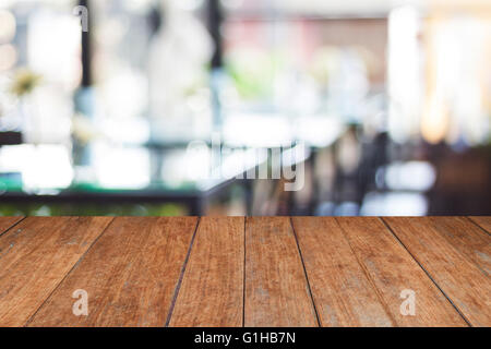 Leere Holztisch und unscharfen Café Hintergrund, Fotoarchiv Stockfoto