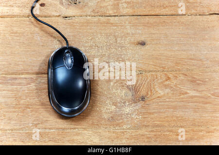 Schwarze Kabel Computer-Maus auf Holztisch Stockfoto