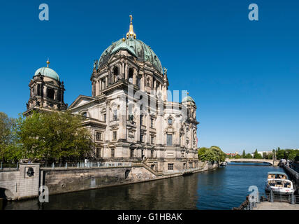 Außenansicht der Berliner Dom, Berliner Dom neben Fluss Spree in Mitte Berlin Deutschland Stockfoto