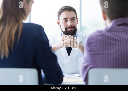 Junges Paar in der Arztpraxis während eines Besuchs, medizinische Beratung und Beratungskonzept Stockfoto